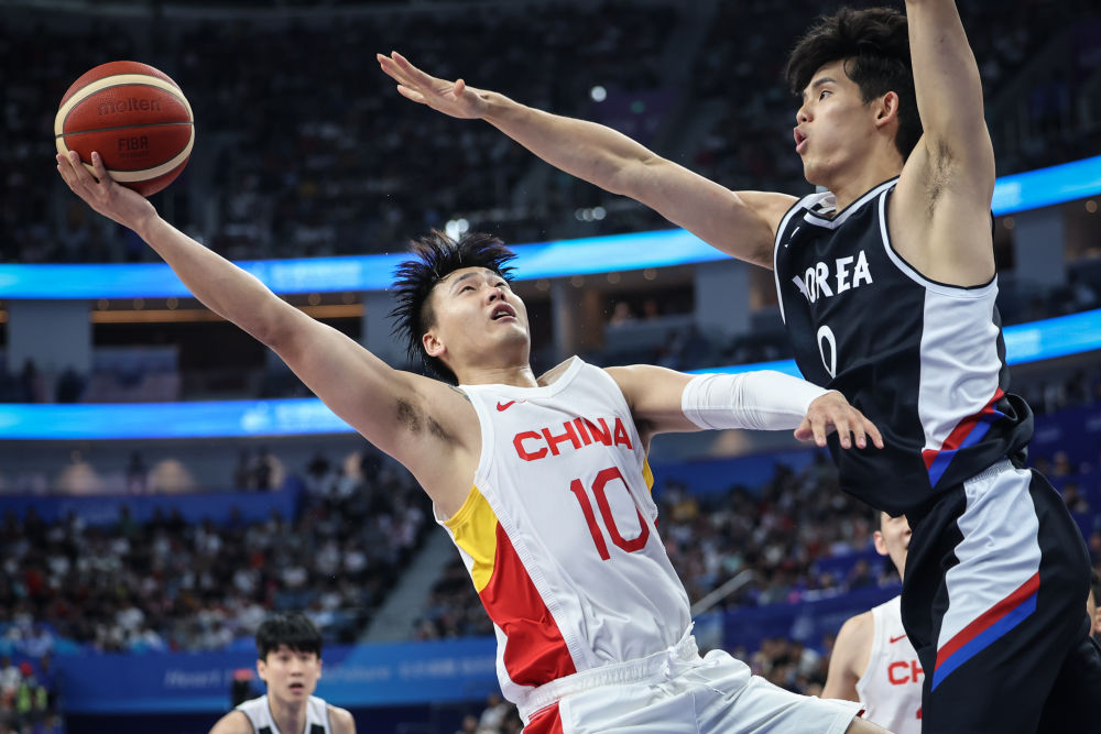 中国球员在国际篮球赛中崭露头角