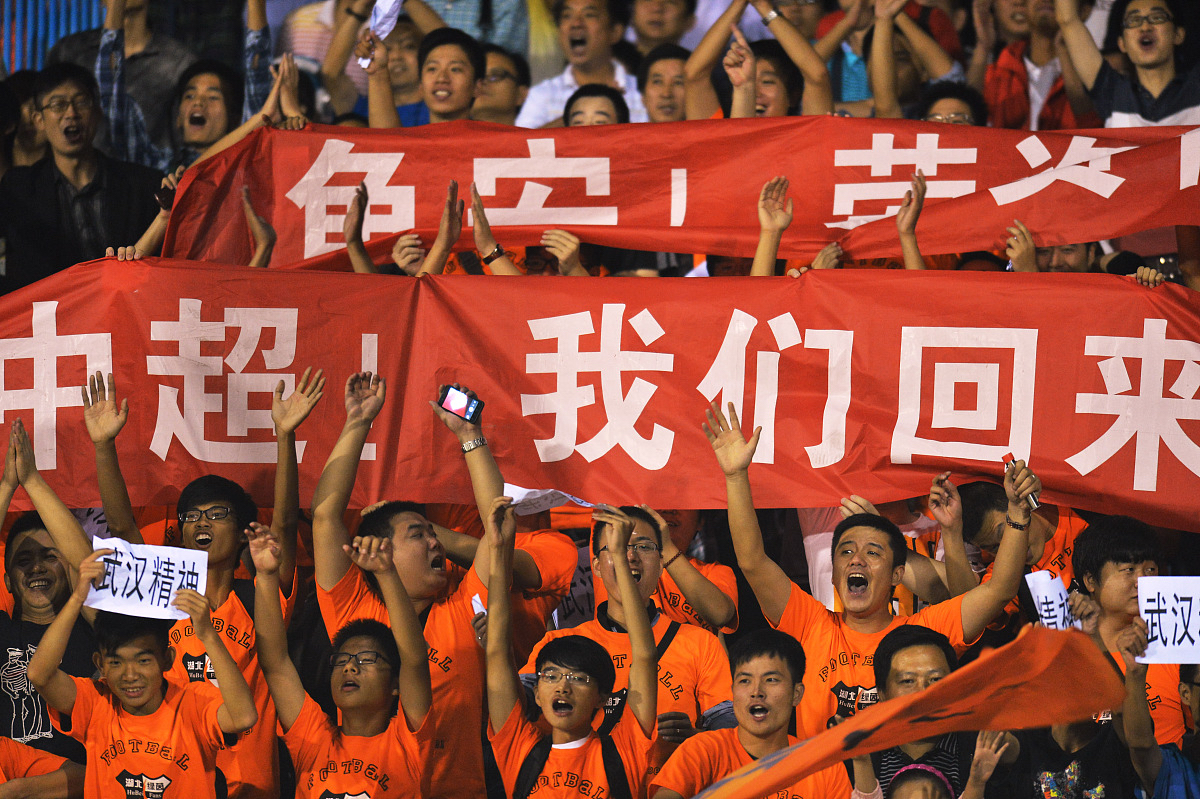 包含国内足球场上疯狂激战，球队斗志昂扬展现实力！的词条