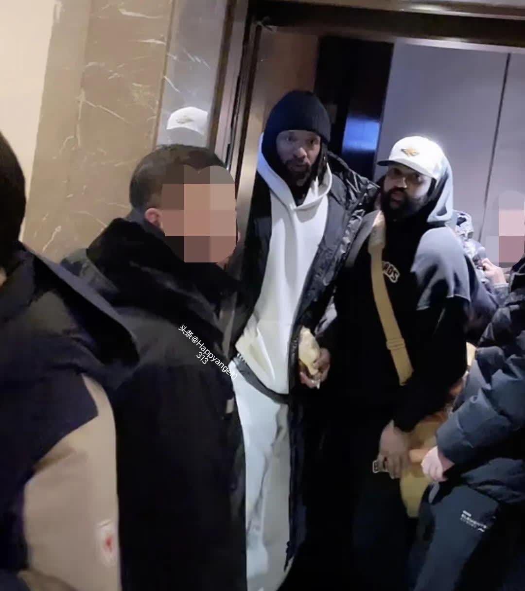 九游体育app-狂热球迷在比赛现场引发骚乱，警方介入维持秩序