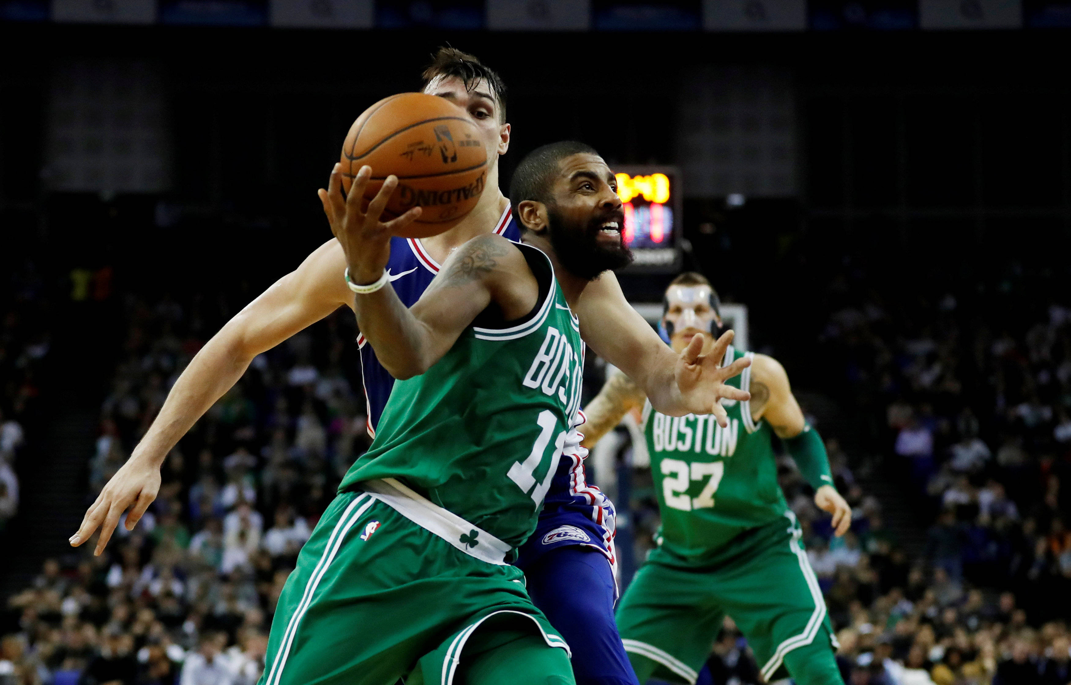 NBA球员跨界参加足球比赛
